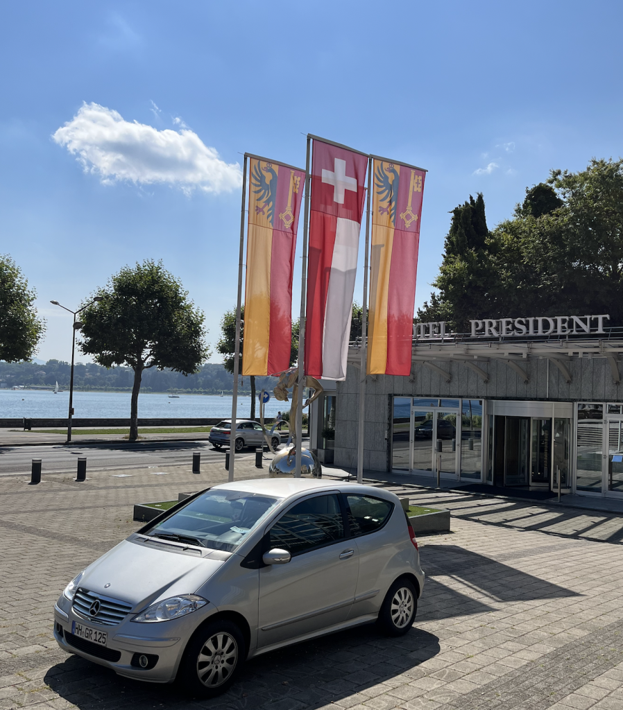 Mercedes Benz vor Hotel President Wilson in Genf