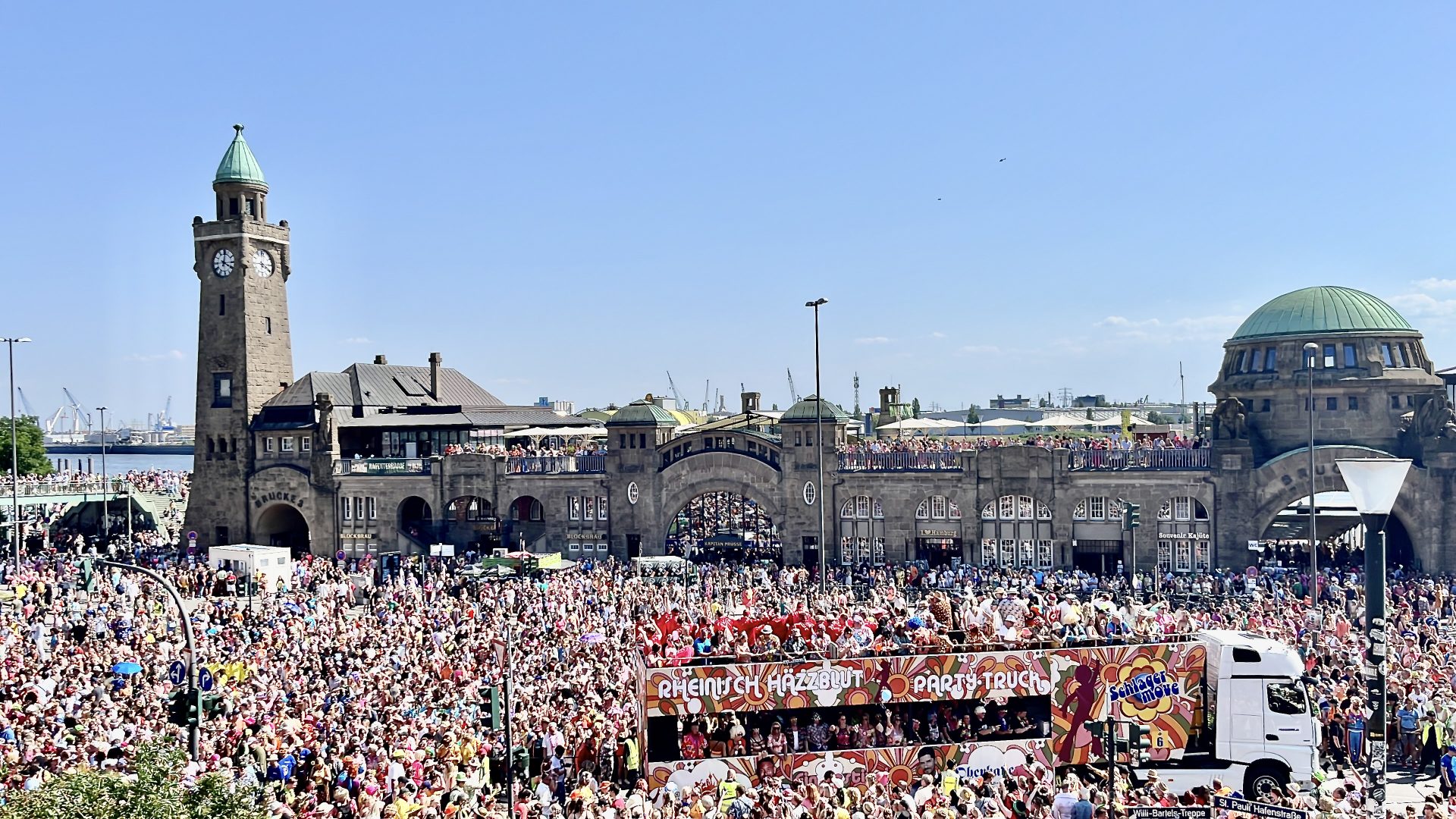 St. Pauli Landungsbrücken beim Schlagermove