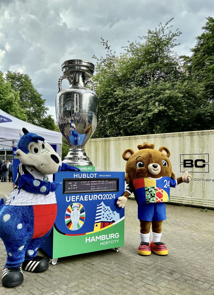 UEFA-Maskottchen mit HSV-Dino