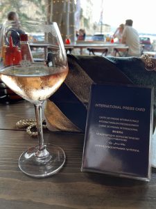 Weinglas mit Presseausweis