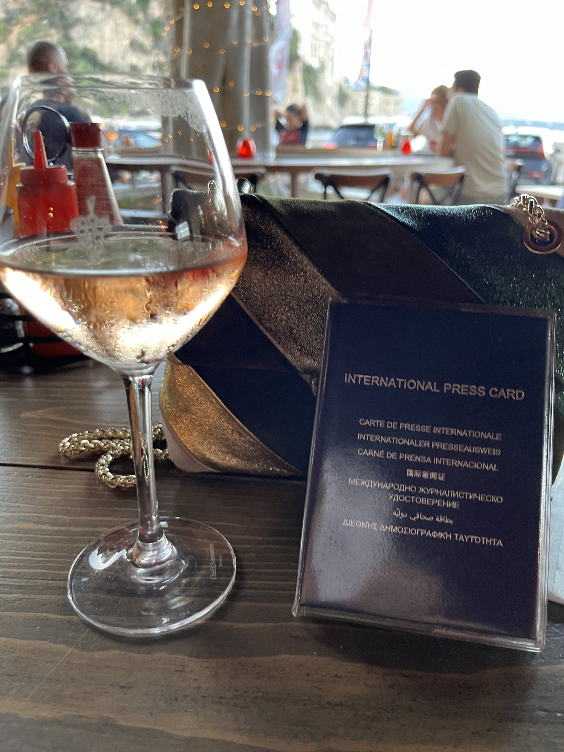 Weinglas mit Presseausweis