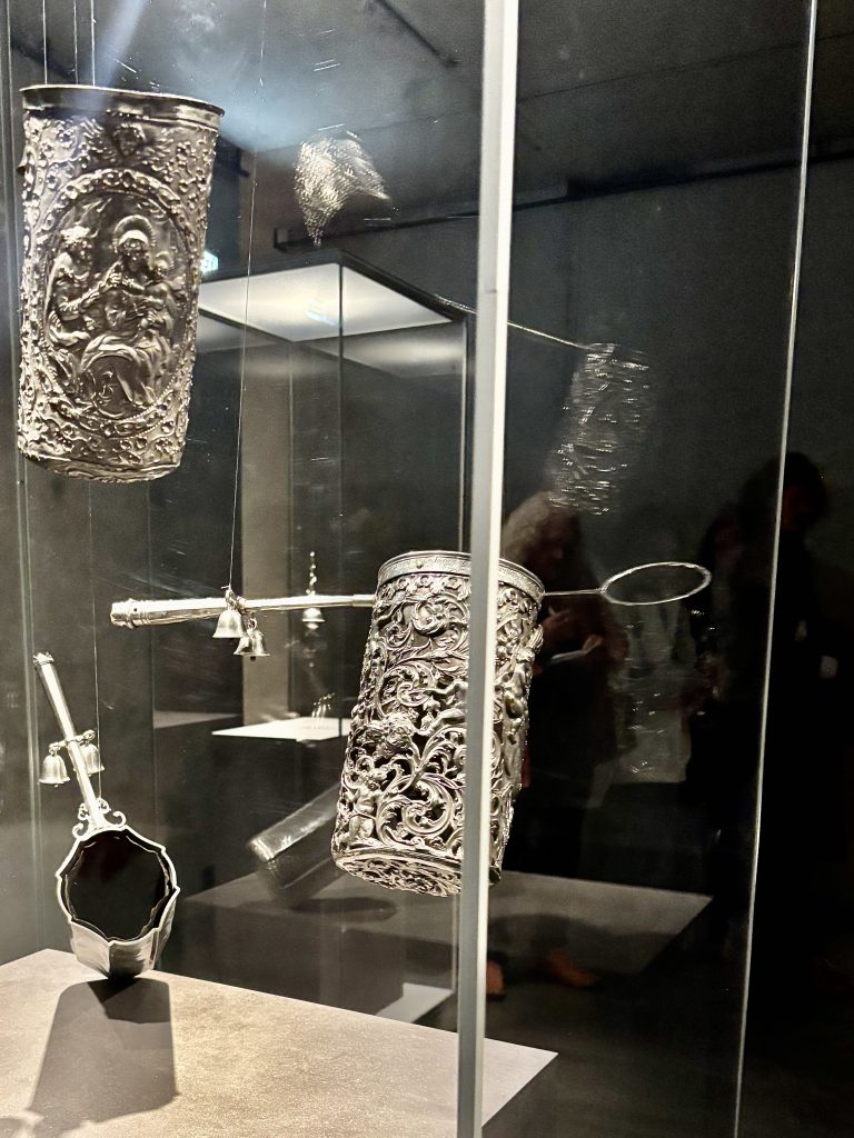 Silberne Klingelbeutel im St. Annen Museum