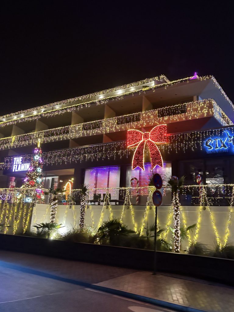 Hotel The Flamingo mit Weihnachtsbeleuchtung 