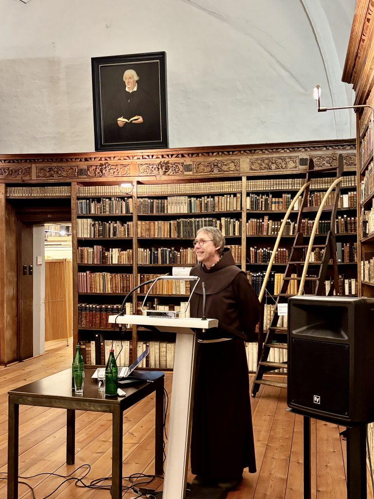 Franziskanermönch in der Katharinenkirche in Lübeck