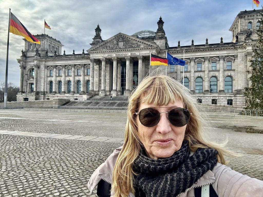 Kerstin Schulze vor dem deutsche Bundestag
