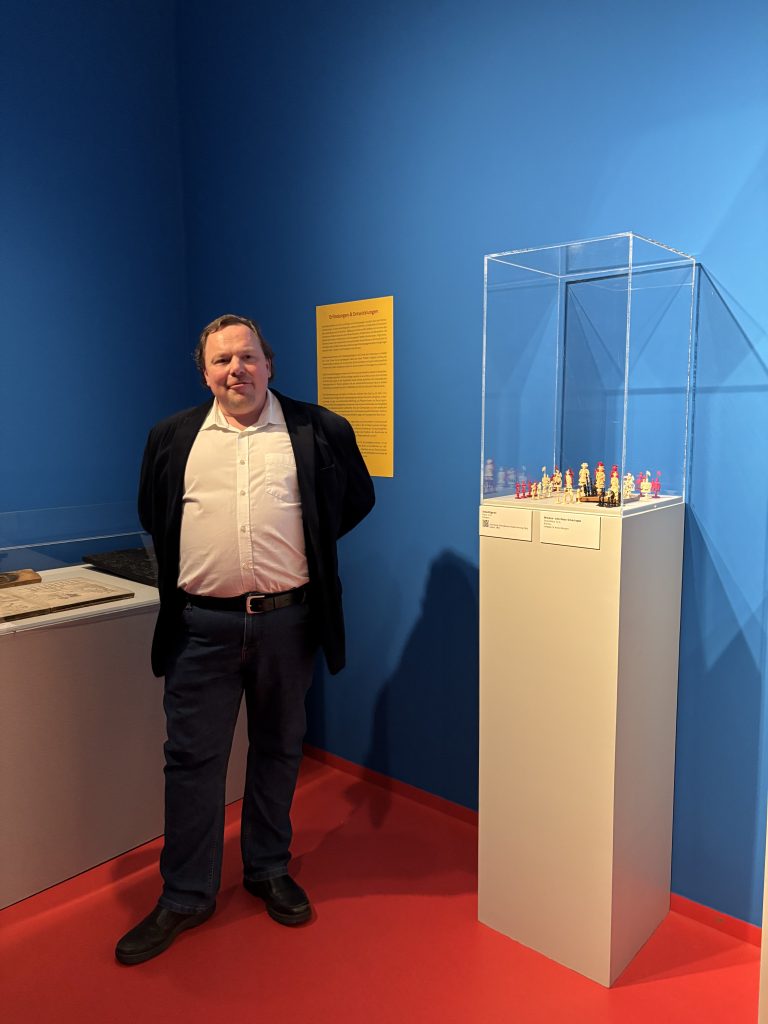 Dr. Lars Fürsorge führt durch die Sonderschau