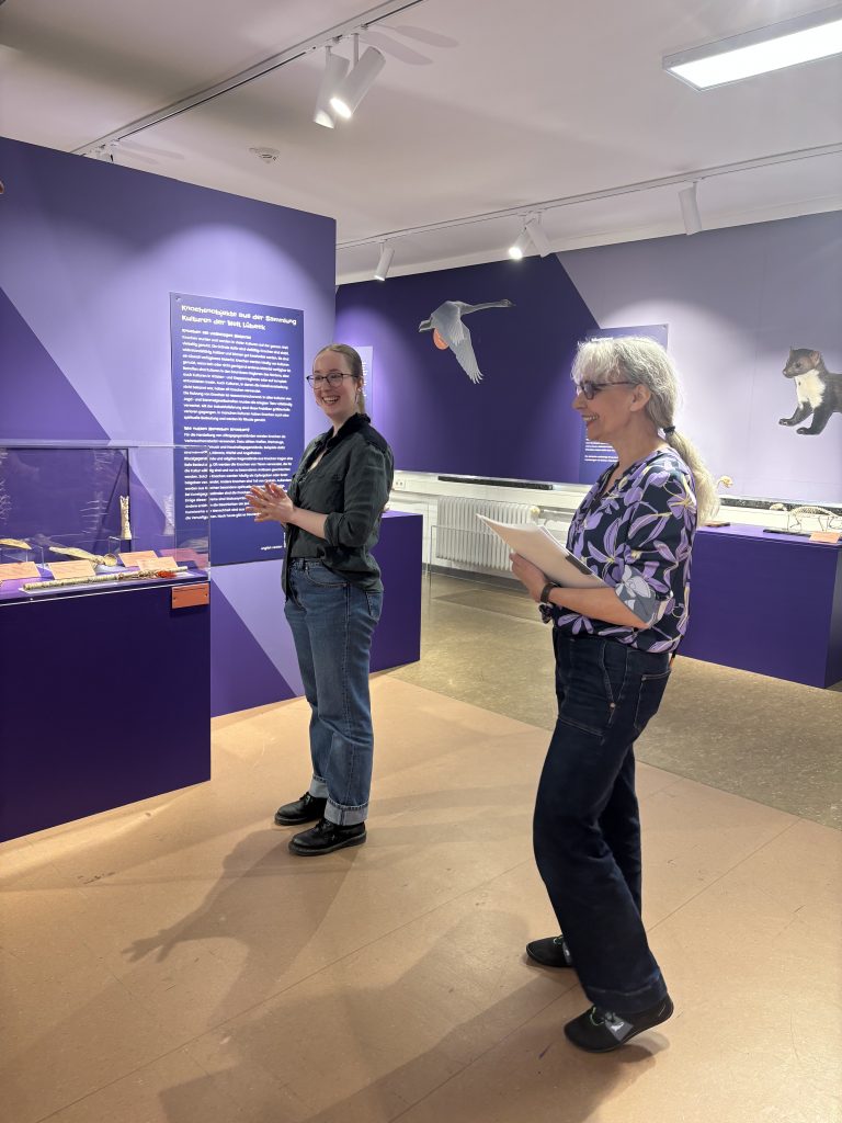 Dr. Susanne Flüting führt durch die Ausstellung