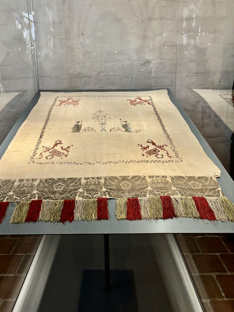 Antiker Teppich in der Ausstellung in der Kunsthalle St. Annen
