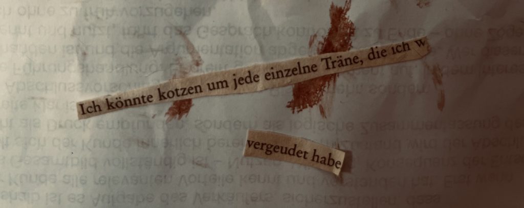 Ein Zettel mit Blockbuchstaben