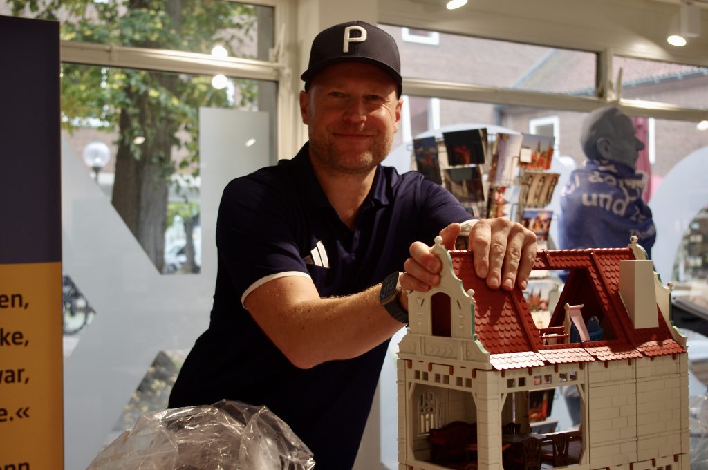 Künstler und Szenograf Oliver Schaffer präsentiert das Playmobil Buddenbrook-Haus